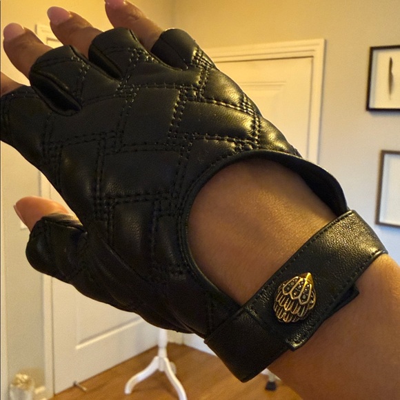 Kurt Geiger Quilted Black Leather Fingerless Gloves - Picture 3 of 4